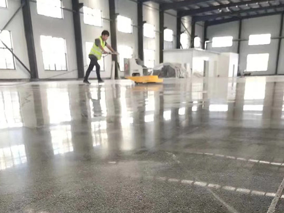 环氧地坪施工中的安全帽佩戴